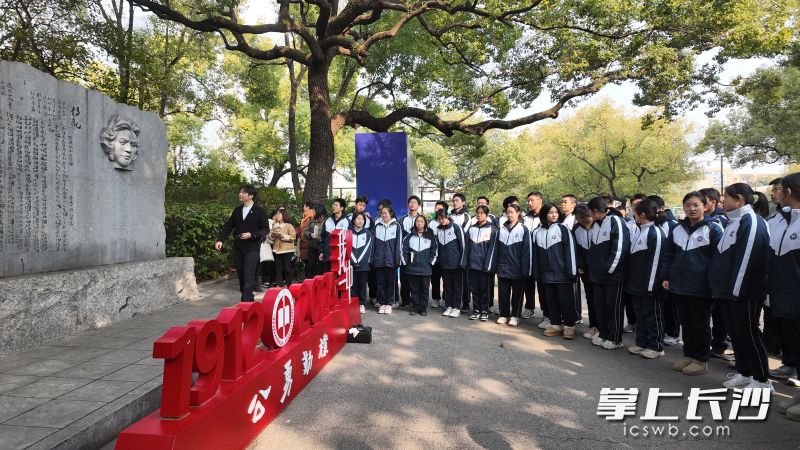 不同学科的老师带领学子们以“赓续红色血脉 厚植家国情怀”为主题，上了一堂精彩的“行走的有风景的”思政大课。 除署名外均为长沙晚报全媒体记者岳霞摄