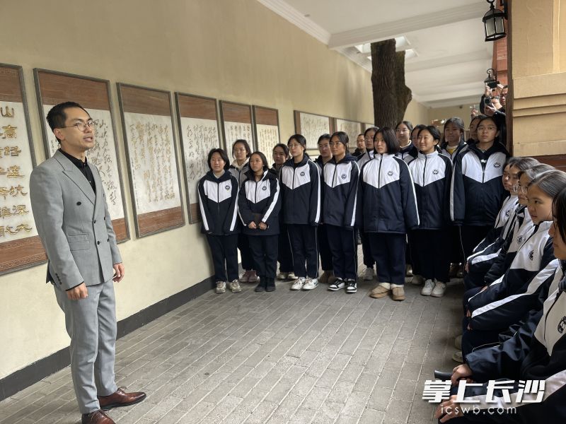 毛主席诗词艺术碑廊前，语文老师郭鑫豪迈朗诵并讲解了一首毛主席诗词。