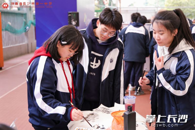 操场上的社团活动展示。