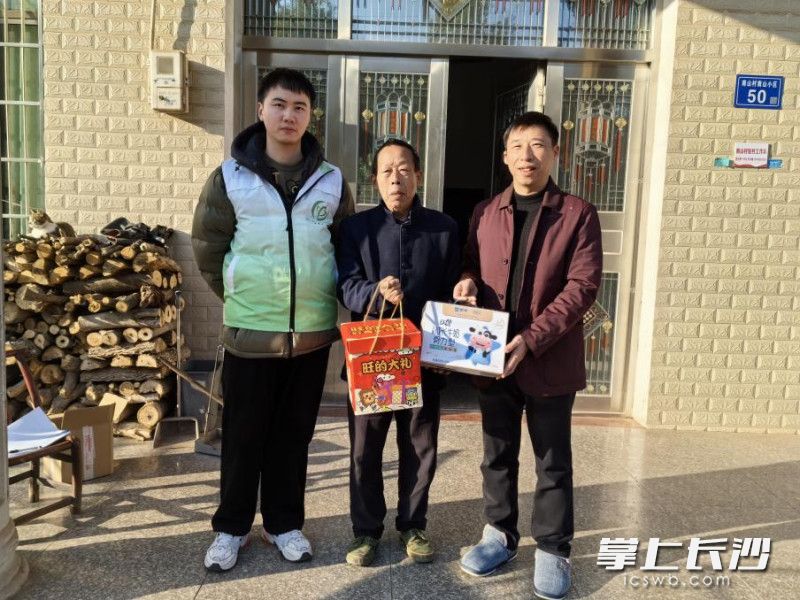 上门送爱心。