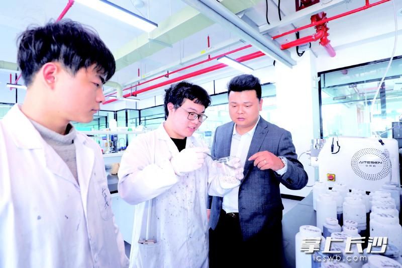 金阳石墨烯应用技术研究院里，研发人员在进行实验。