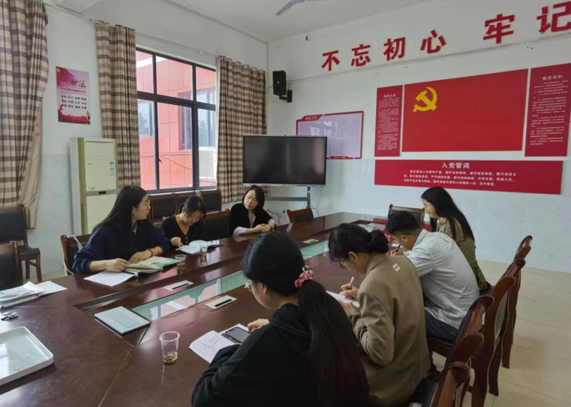 老师们在一起进行研讨。