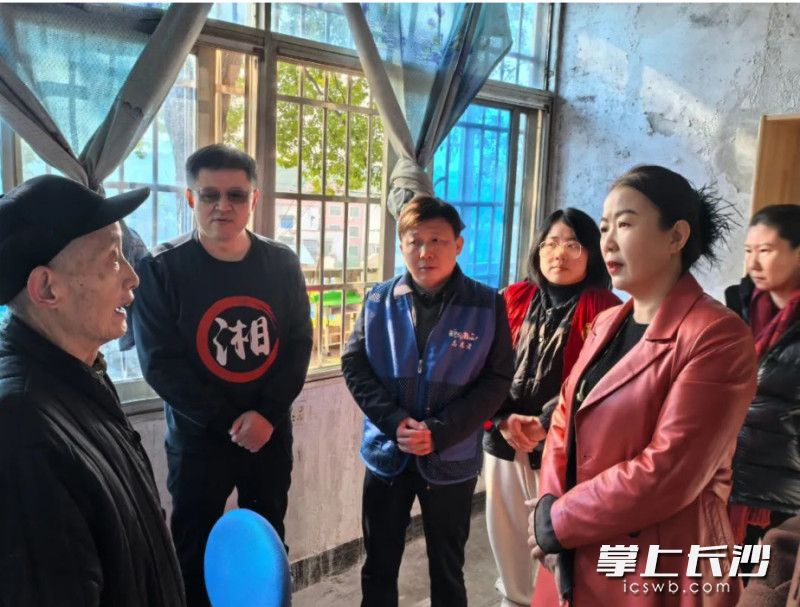陈剑文到长沙县走访“知心书桌”公益项目困境未成年人家庭。均为市知联供图