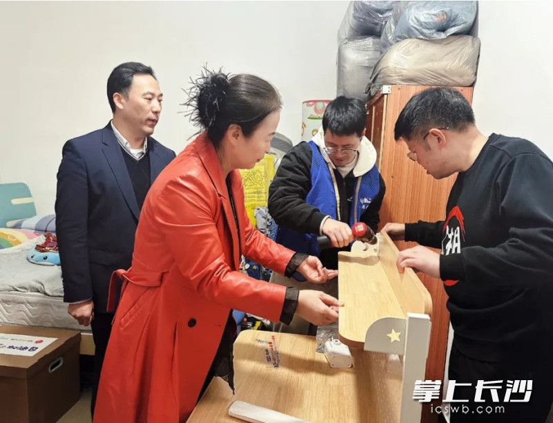 目前，“知心书桌”公益项目在全市已走访437户困境家庭。