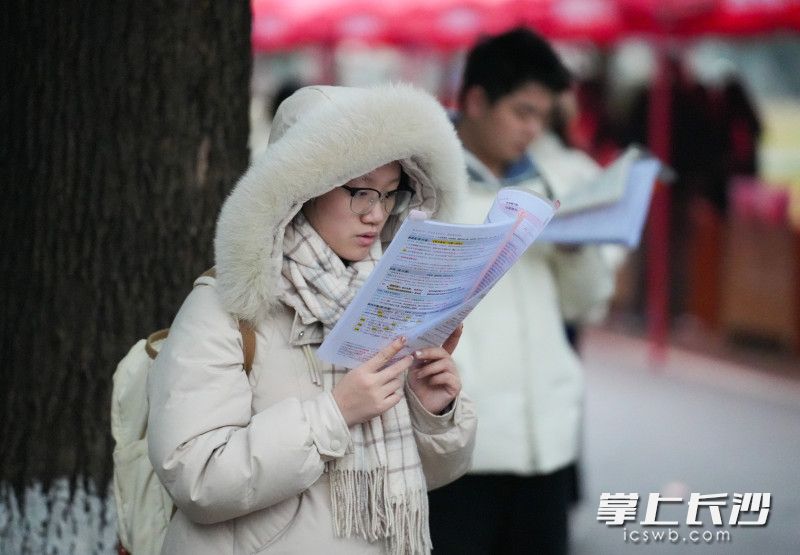 一位考生进考场前还在认真复习。