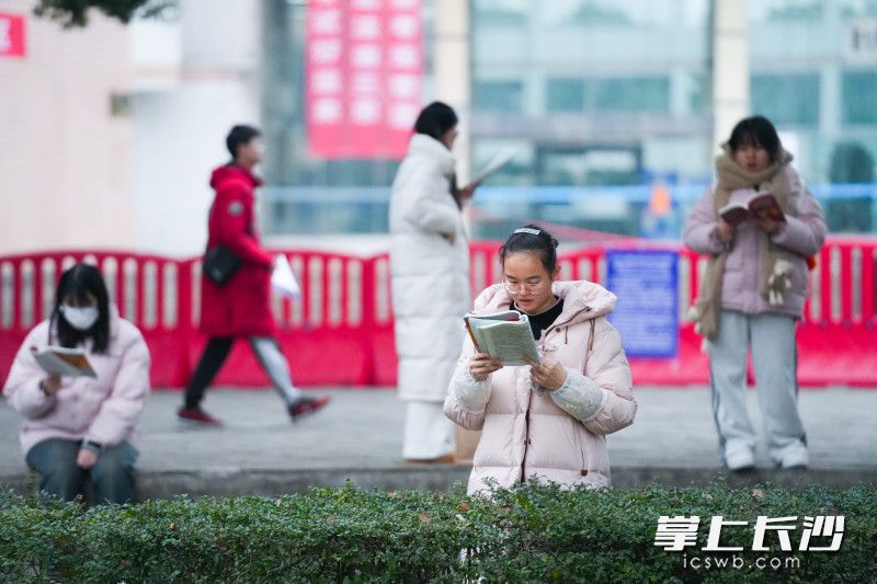 进考场前考生还在复习。