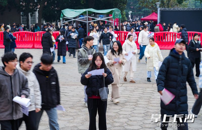 一位考生正在核对自己的考场信息。