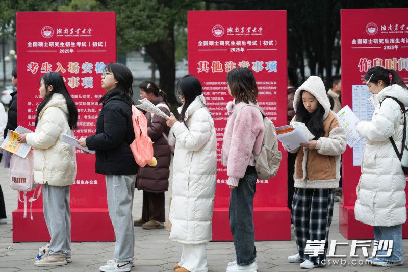 考生排队进入考场。