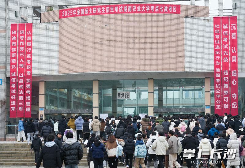 考生有序进入考场。