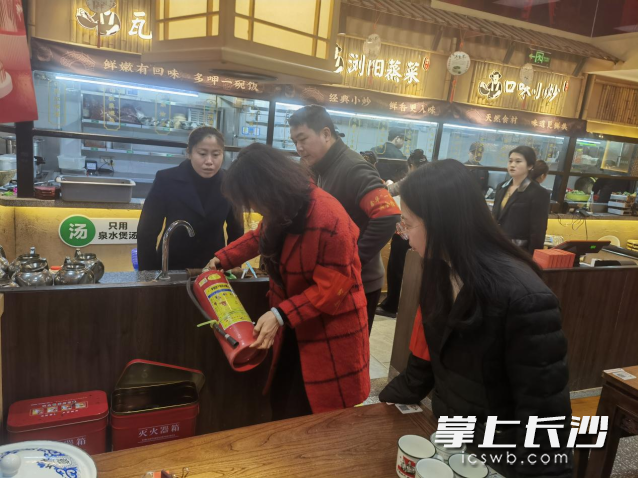 敲门行动组排除隐患送安心是常态。长沙晚报通讯员 王珊供图
