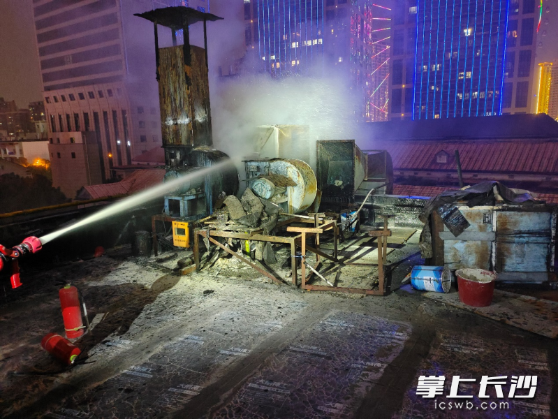 饭店的排烟管道发生火灾，消防救援人员奋力扑救。 长沙晚报通讯员 罗霜操 摄