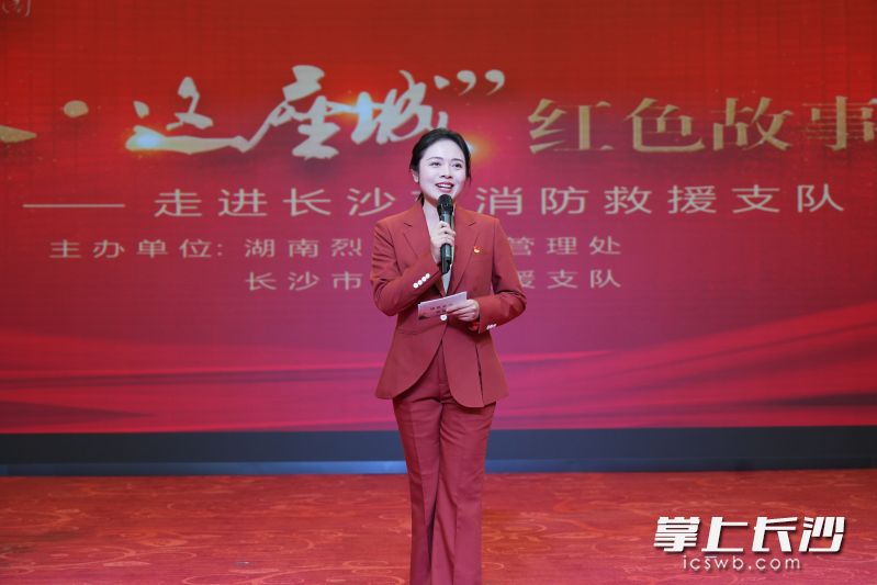 宣讲团成员在进行红色故事宣讲。 