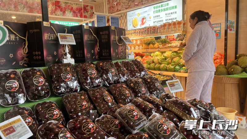 车厘子摆上水果店的C位。长沙晚报全媒体记者 周辉霞 摄
