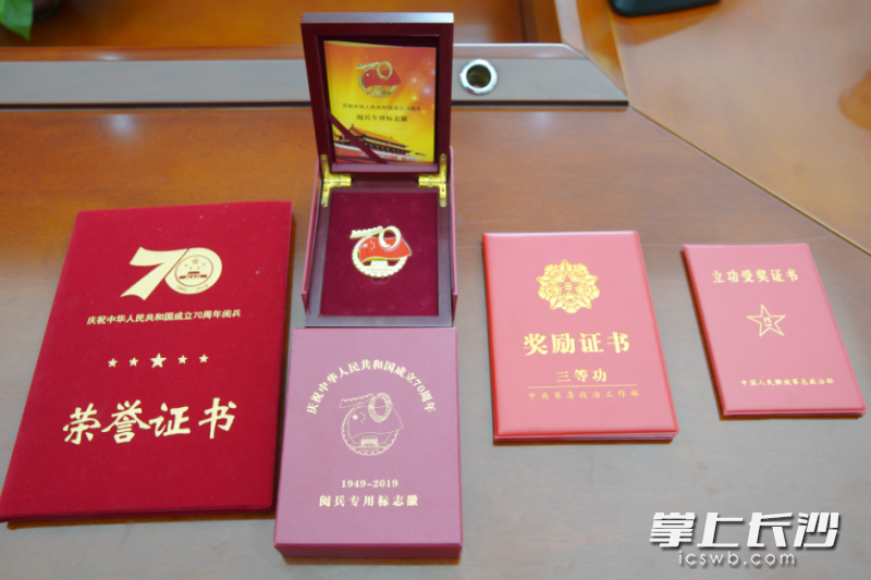 邓家骏捐赠的纪念物品。均为受访者供图
