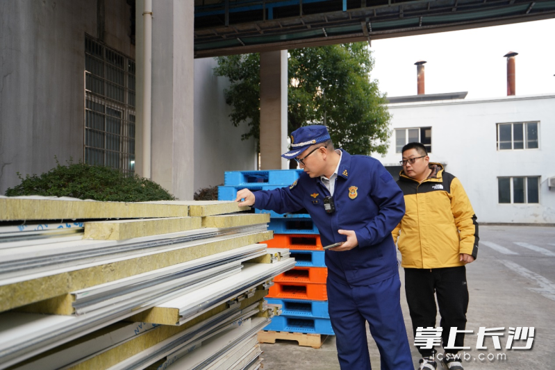 长沙经开消防到企业开展消防安全检查“回头看”。 长沙晚报通讯员 张佳欣 摄
