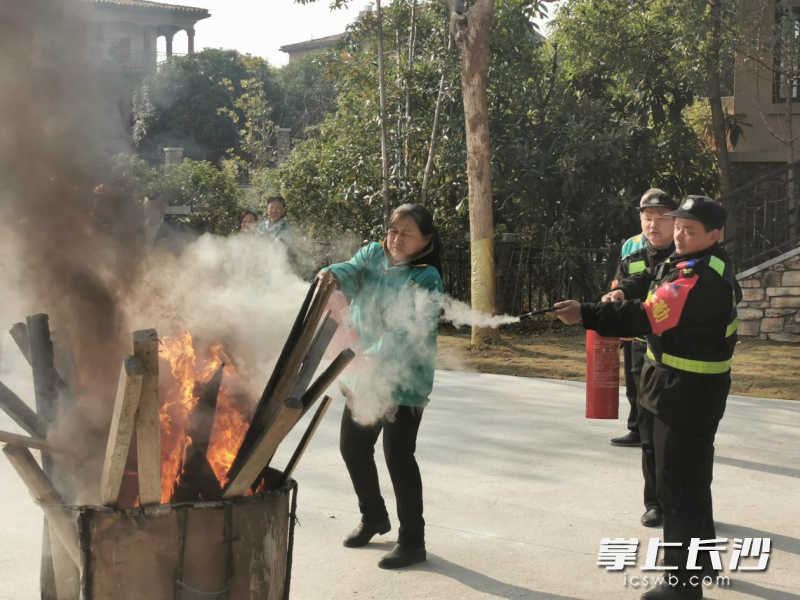 开福消防指导小区物业和居民如何扑灭初起火灾。 长沙晚报通讯员 王选瑜 摄