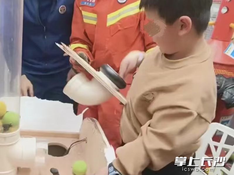 在消防队员的帮助下，被卡小男孩获得解救。 长沙晚报通讯员 罗琦瑜 摄
