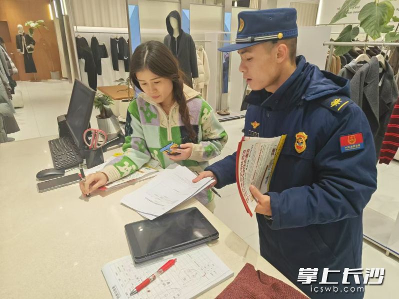 雨花消防给商户发放消防宣传资料。 长沙晚报通讯员 胡承婧 摄