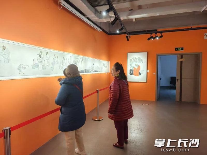 观众观展。
