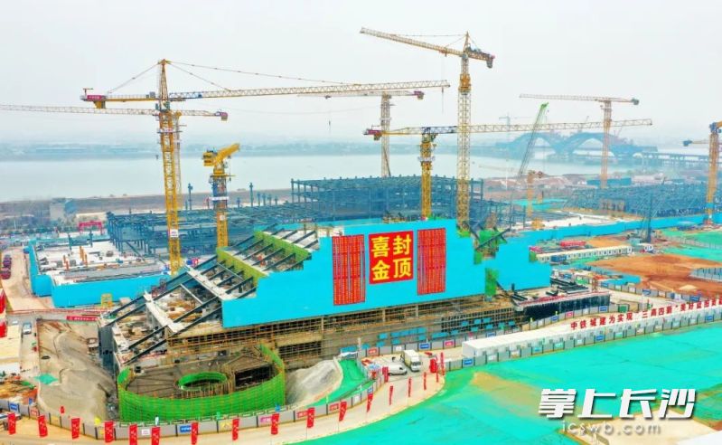 湘江科学城科技服务中心正式封顶。 均为长沙晚报通讯员徐坤供图