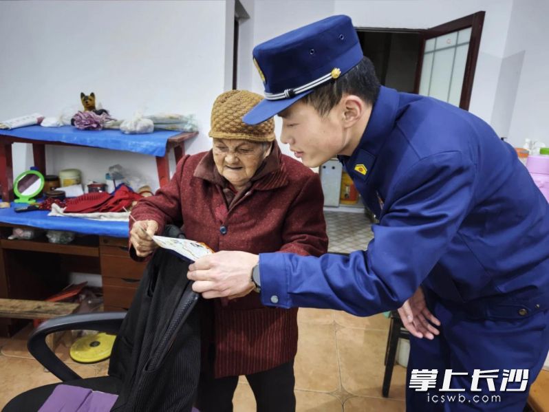 芙蓉消防积极开展消防宣传“敲门行动”，为市民送平安。 长沙晚报通讯员 谢梦嘉 摄
