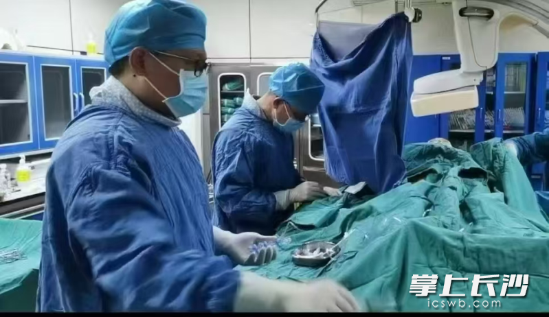 长沙市中心医院心血管内科主任、主任医师蒋路平为患者进行介入手术治疗，开通其堵塞的血管。 医院供图