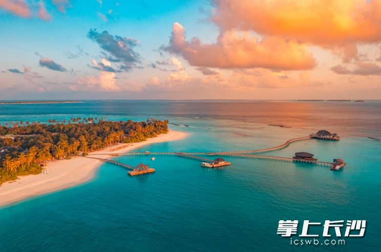 海边成热门避寒旅游地。资料图片