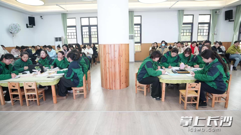 教研开放活动现场,老师们分组进行研讨。 教研开放活动现场,老师们分组进行研讨。