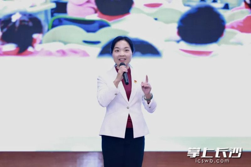 芙蓉区育才学校数学教师邓仕秀宣讲。