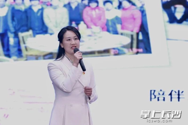 周南中学老师饶霞宣讲。