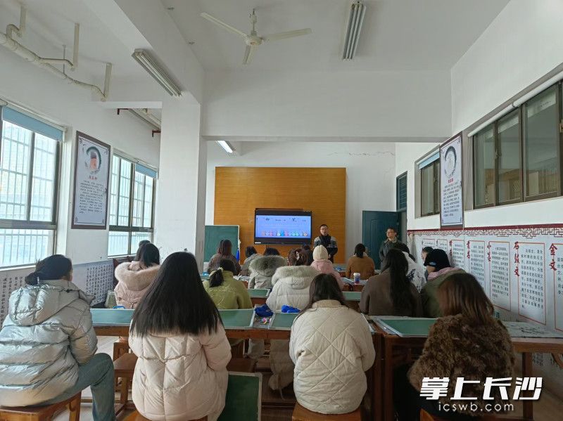 老师们认真参与比赛。 均为长沙晚报通讯员金娟摄
