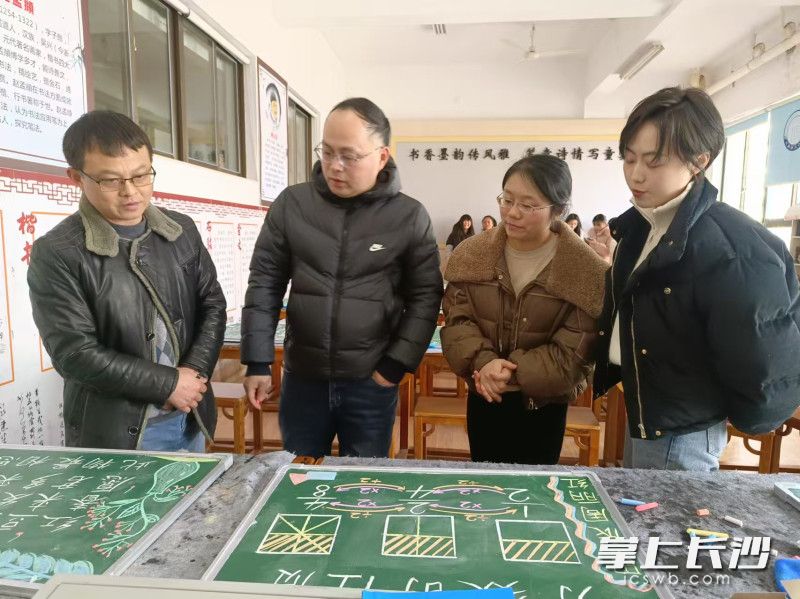 对老师作品进行严格评审。