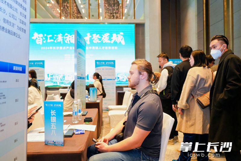 前来参加洽谈活动的外国友人。