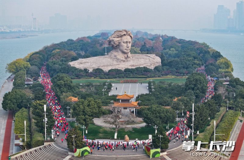参赛选手们奔跑在橘子洲的跑道上。均为长沙晚报全媒体记者 邹麟 摄