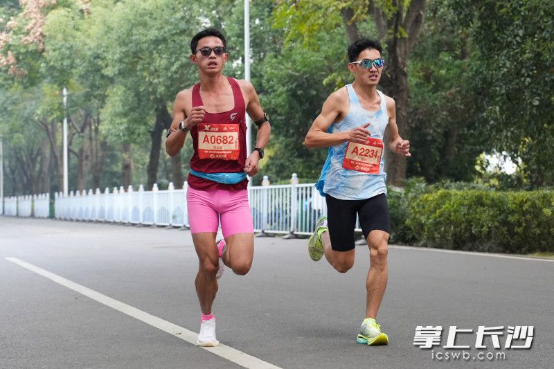 两位选手领跑。