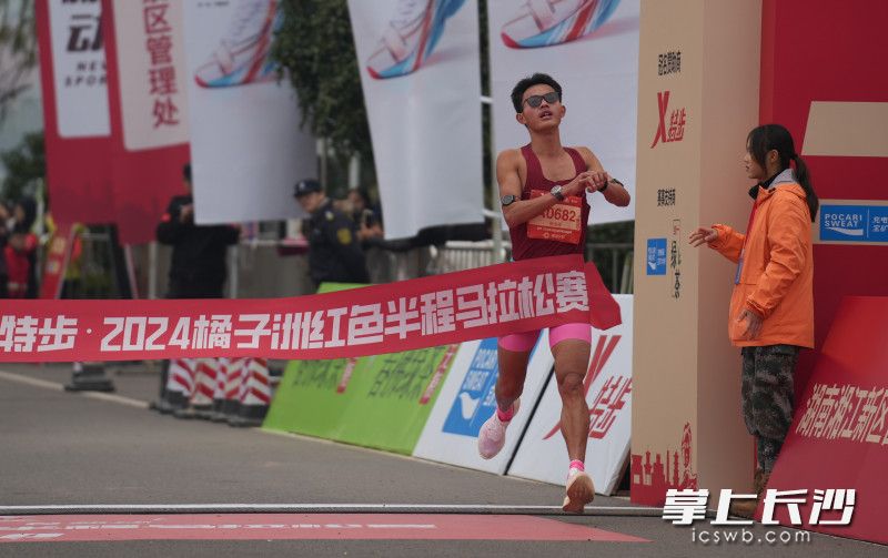 张治豪以1小时04分39秒的成绩勇夺半程男子冠军。