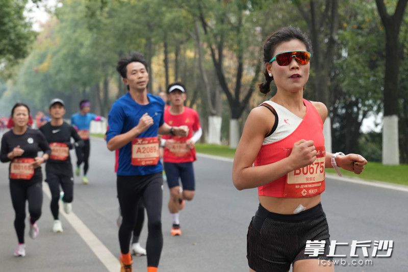 选手畅跑。