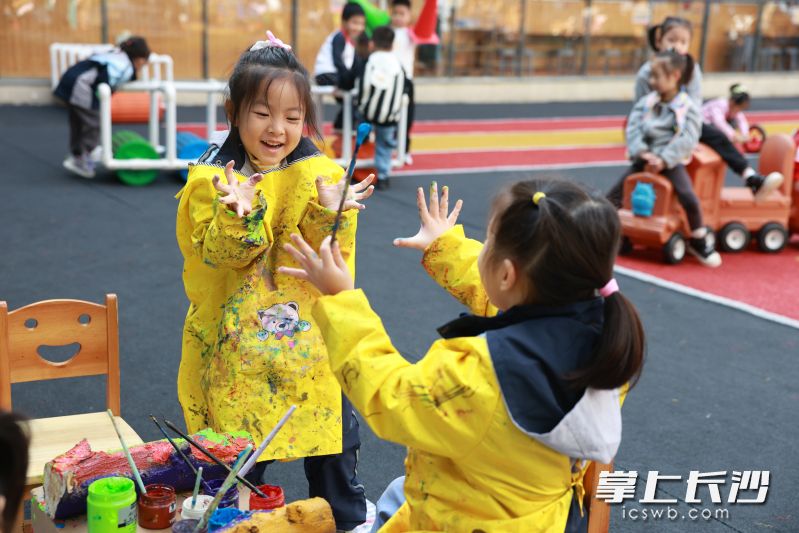 万润滨江幼儿园的孩子们在玩自主游戏。 均为长沙晚报通讯员刘晖供图 万润滨江幼儿园的孩子们在玩自主游戏。 均为长沙晚报通讯员刘晖供图