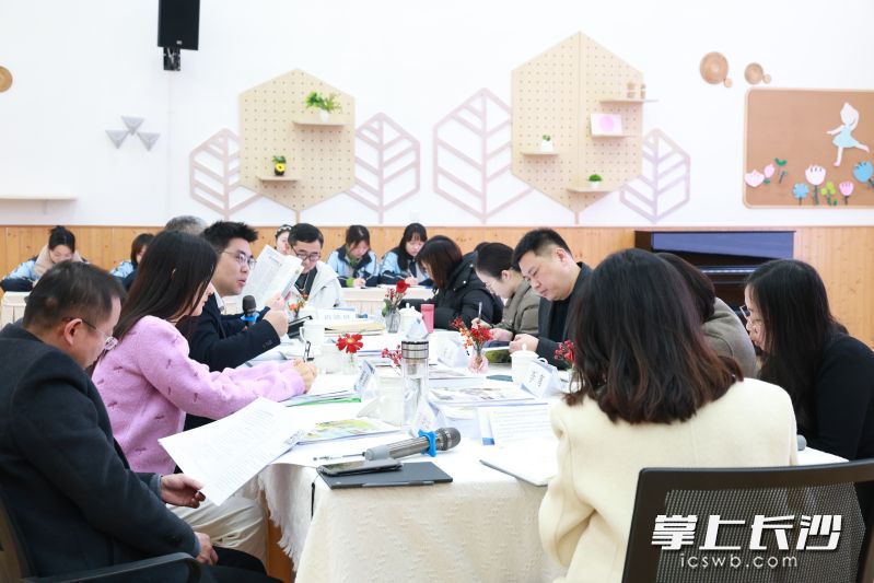 专家组对《自主游戏中幼儿书面表达能力培养策略研究》课题给予充分肯定。 专家组对《自主游戏中幼儿书面表达能力培养策略研究》课题给予充分肯定。