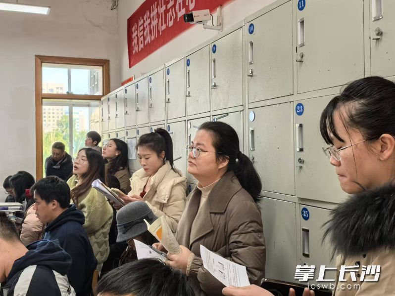老师们自主选择课堂听课。