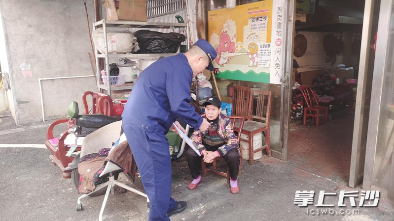 潮宗街消防救援站给独居老人送安全。 长沙晚报通讯员 邓雨 摄