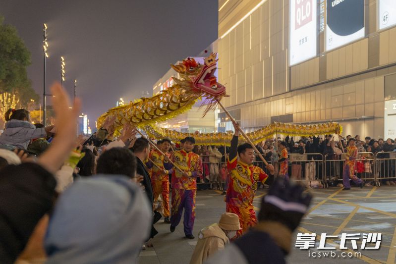不少市民争先恐后地“摸龙头”，寓意自己在2025年有一个好彩头。