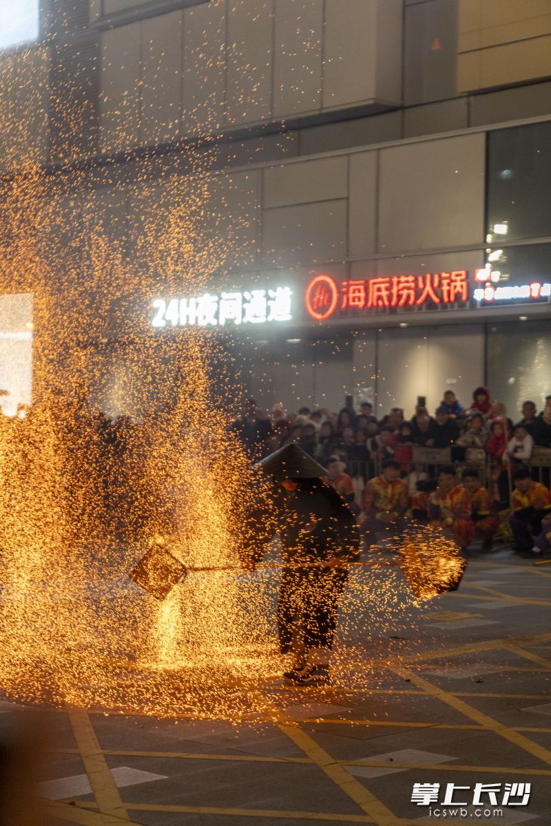 非遗火壶表演惊艳全场。 均为长沙晚报全媒体记者周数邑、冯启阳摄