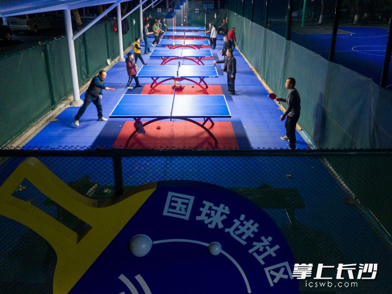 荷叶塘社区汽电宿舍乒乓球场内,居民们在打乒乓球,旁边则是改建的篮球场。 长沙晚报全媒体记者 郭雨滴 摄 荷叶塘社区汽电宿舍乒乓球场内,居民们在打乒乓球,旁边则是改建的篮球场。 长沙晚报全媒体记者 郭雨滴 摄
