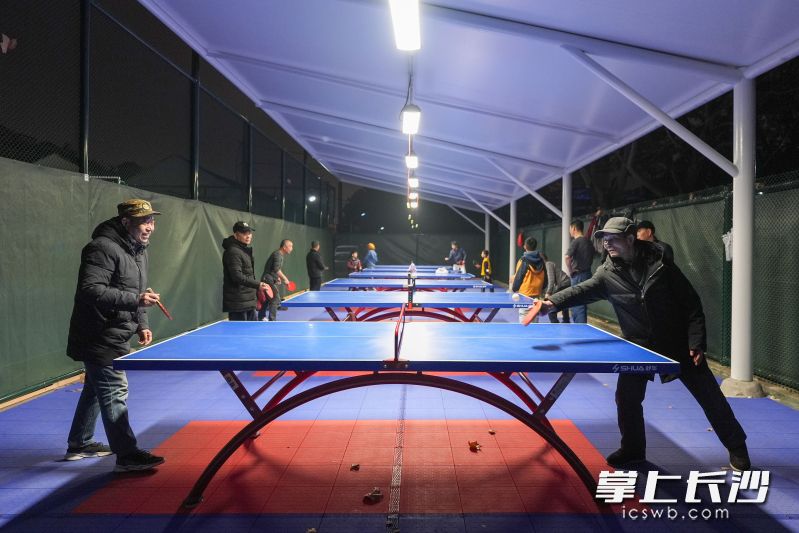 荷叶塘社区汽电宿舍乒乓球场,最近每晚都是满员的状态。 长沙晚报全媒体记者 郭雨滴 摄 荷叶塘社区汽电宿舍乒乓球场,最近每晚都是满员的状态。 长沙晚报全媒体记者 郭雨滴 摄