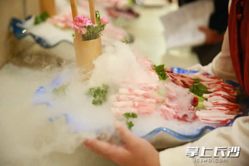 花猪全席宴品鉴会上新推出的菜品——出水芙蓉。 花猪全席宴品鉴会上新推出的菜品——出水芙蓉。