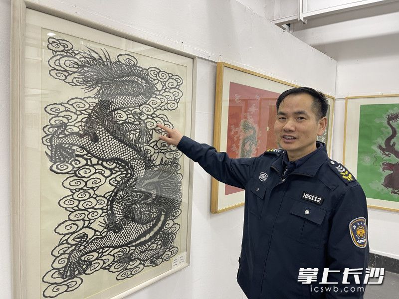 江生喜正在介绍自己比较满意的作品。均为长沙晚报全媒体记者 李广军 摄