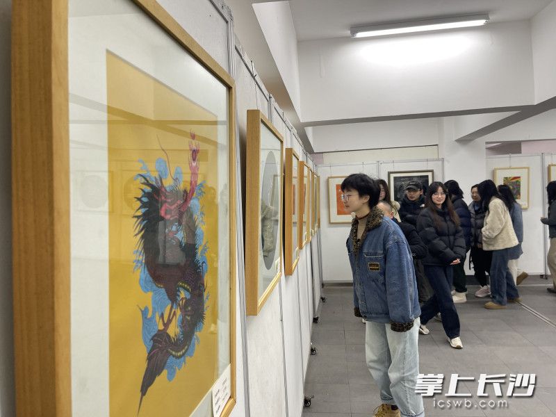 在江生喜作品前，观众驻足欣赏。