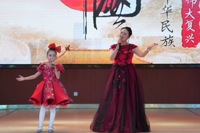 “帮帮唱”中，一名“雷小锋”和老师正在深情演唱。