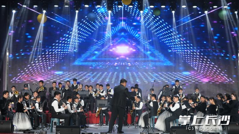 27日晚，400余名学生、老师、家长和校友共同登台汇演，奉献了一场精彩绝伦的视听盛宴。 均为长沙晚报通讯员徐科摄